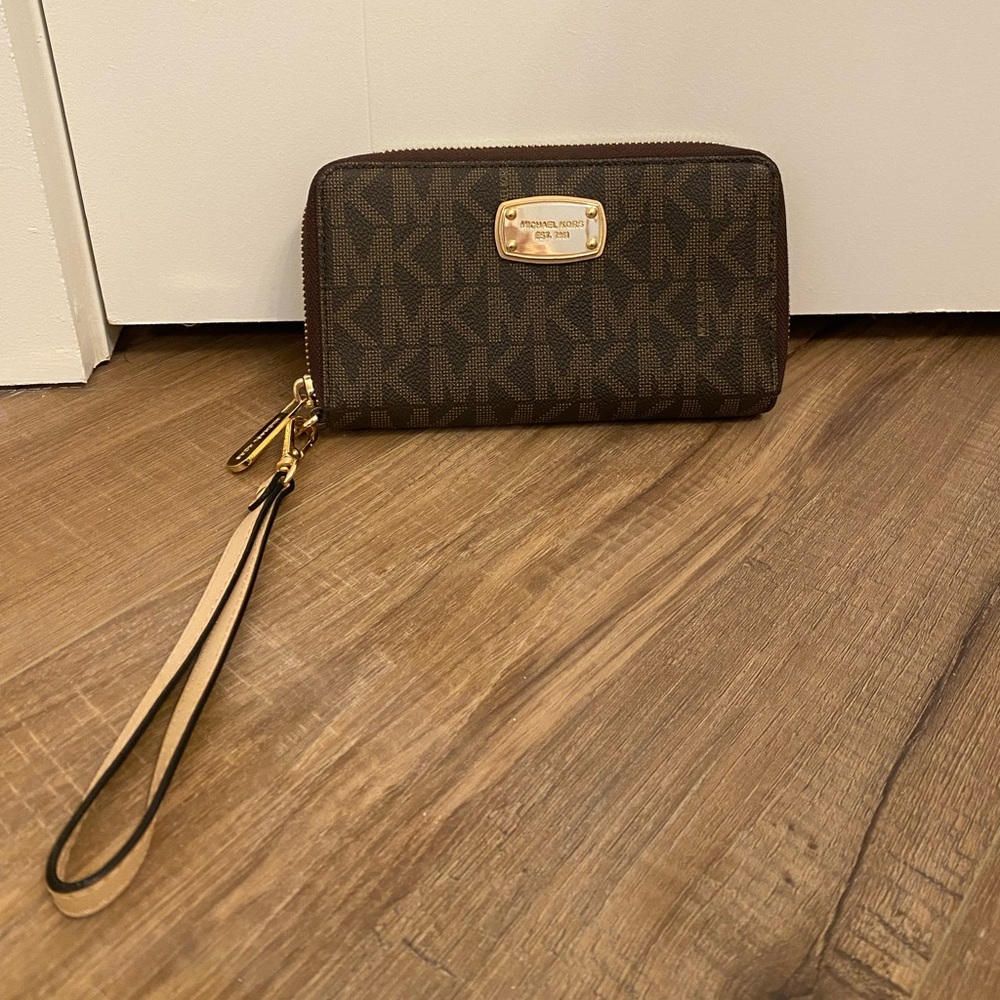 Michael Kors wristlet
